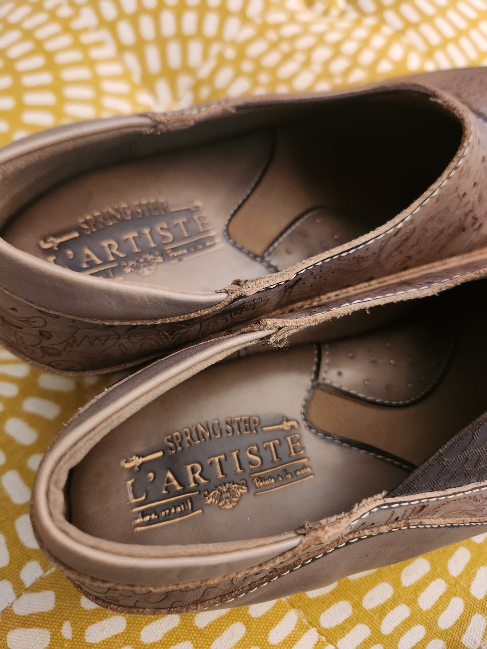 L'artiste Spring-Step Floral Embossed Leather Clogs. Size 7 - Picture 6 of 13